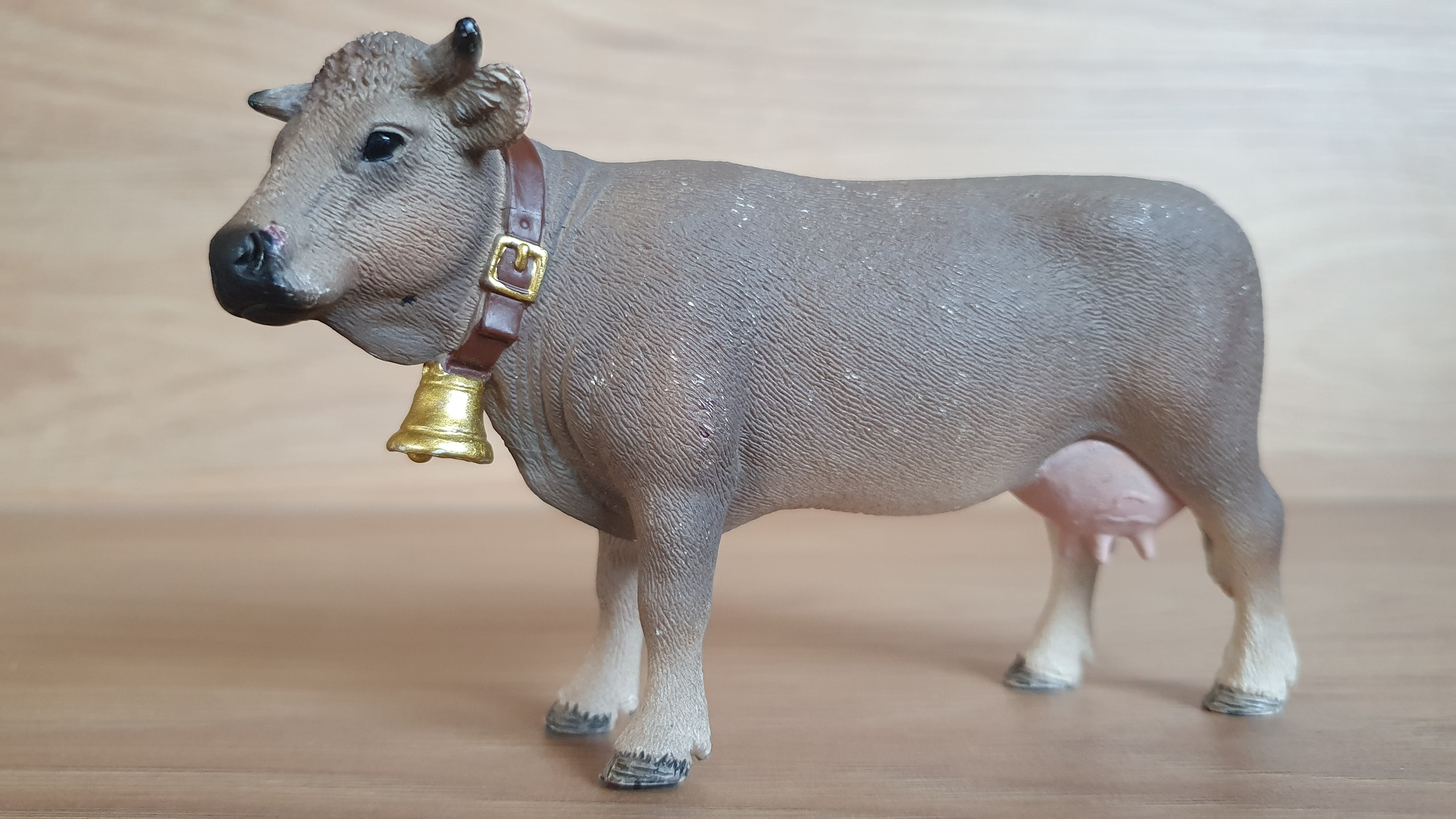 kráva se zvonem 13874, model 2017