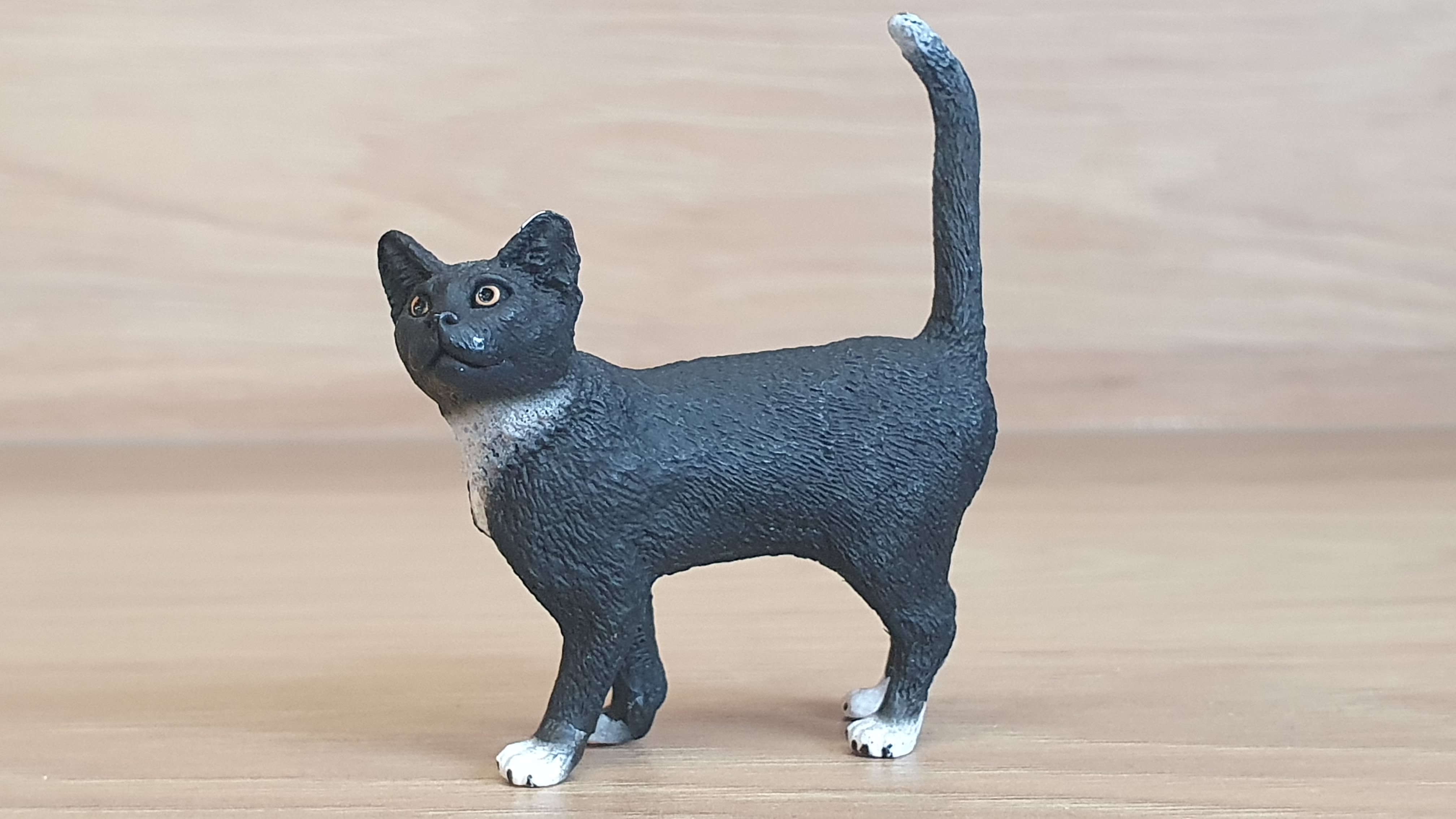 kočka stojící černá 13770, model 2014