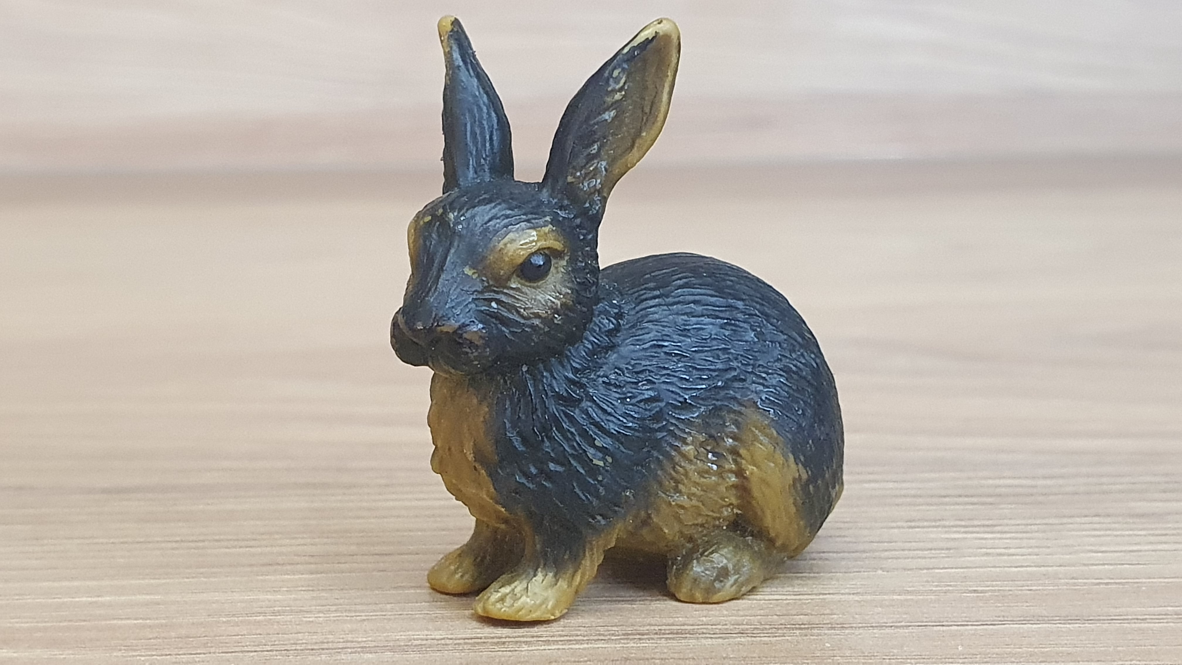králík tmavý 13137, model 1996