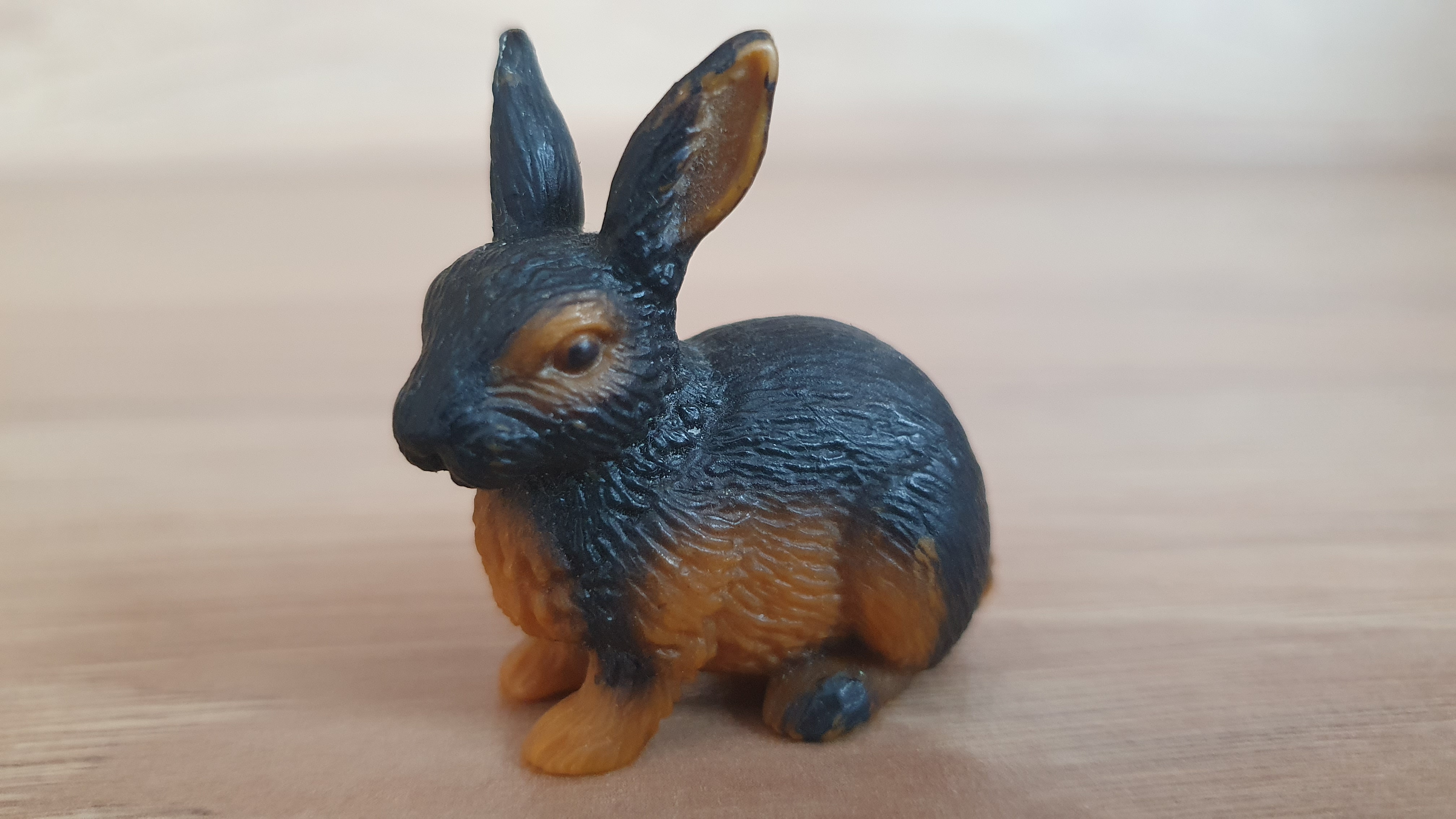 králík tmavý 13137, model 1996