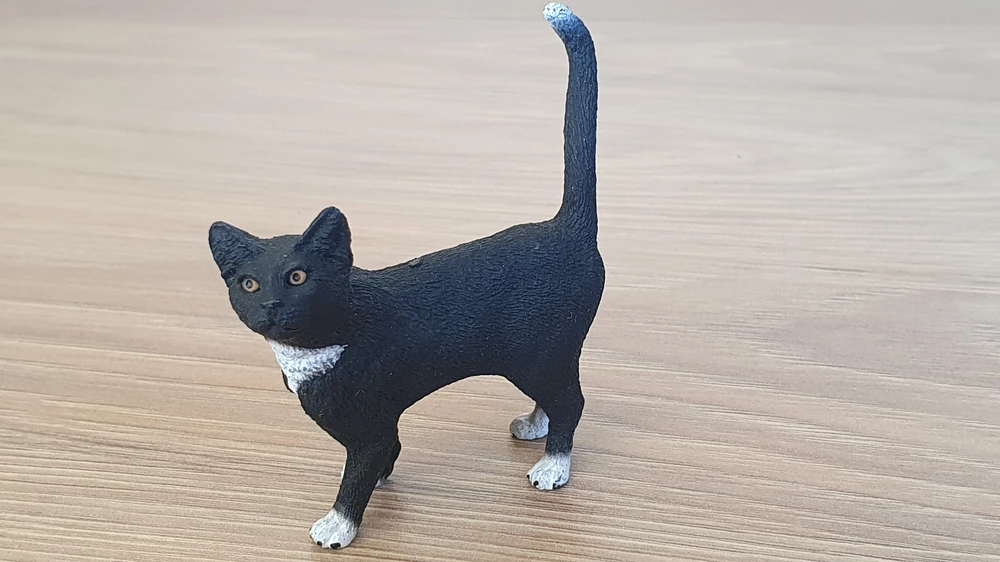 kočka stojící černá 13770, model 2014