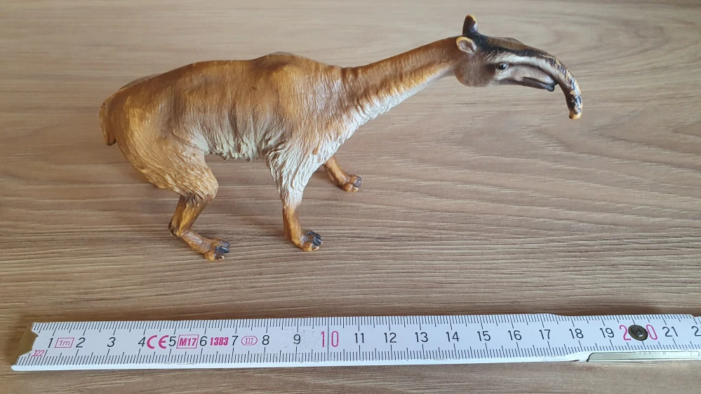 Macrauchenia 16519, model 2002