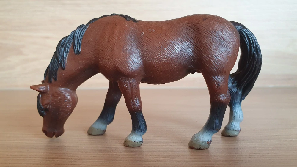 Jezdecký poník pasoucí se 13299, model 2004