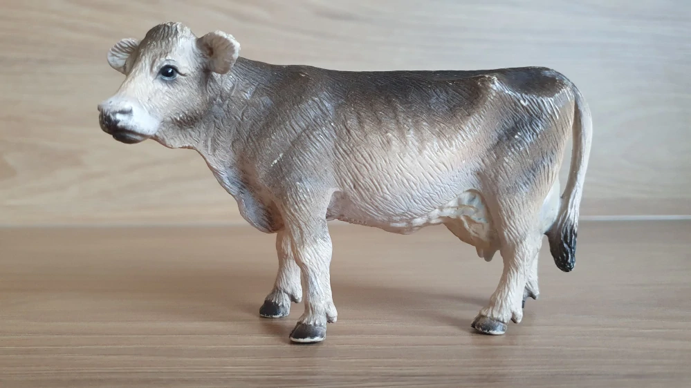 kráva švýcarská 13256, model 2001