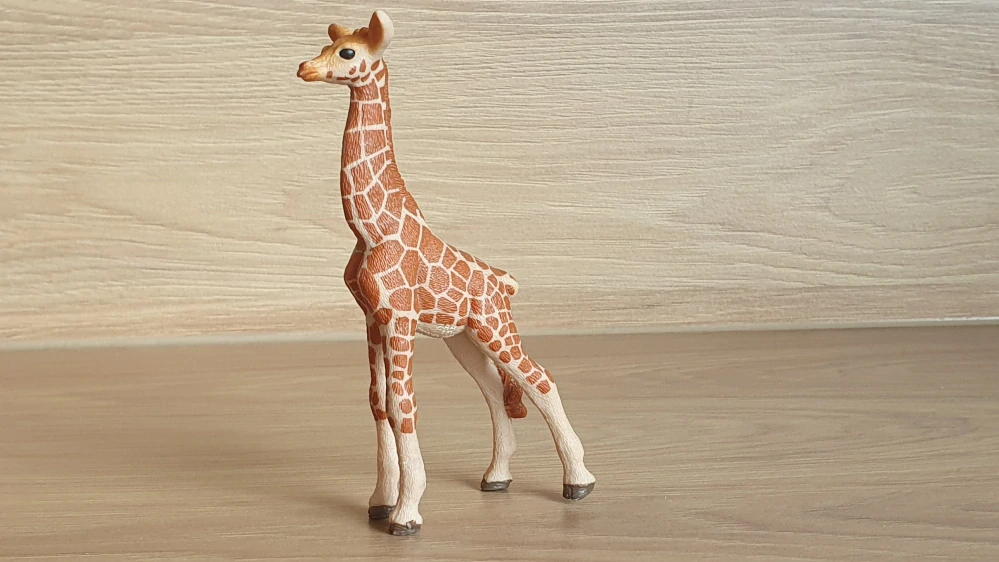 žirafa mládě edice McDonalds, model 2021