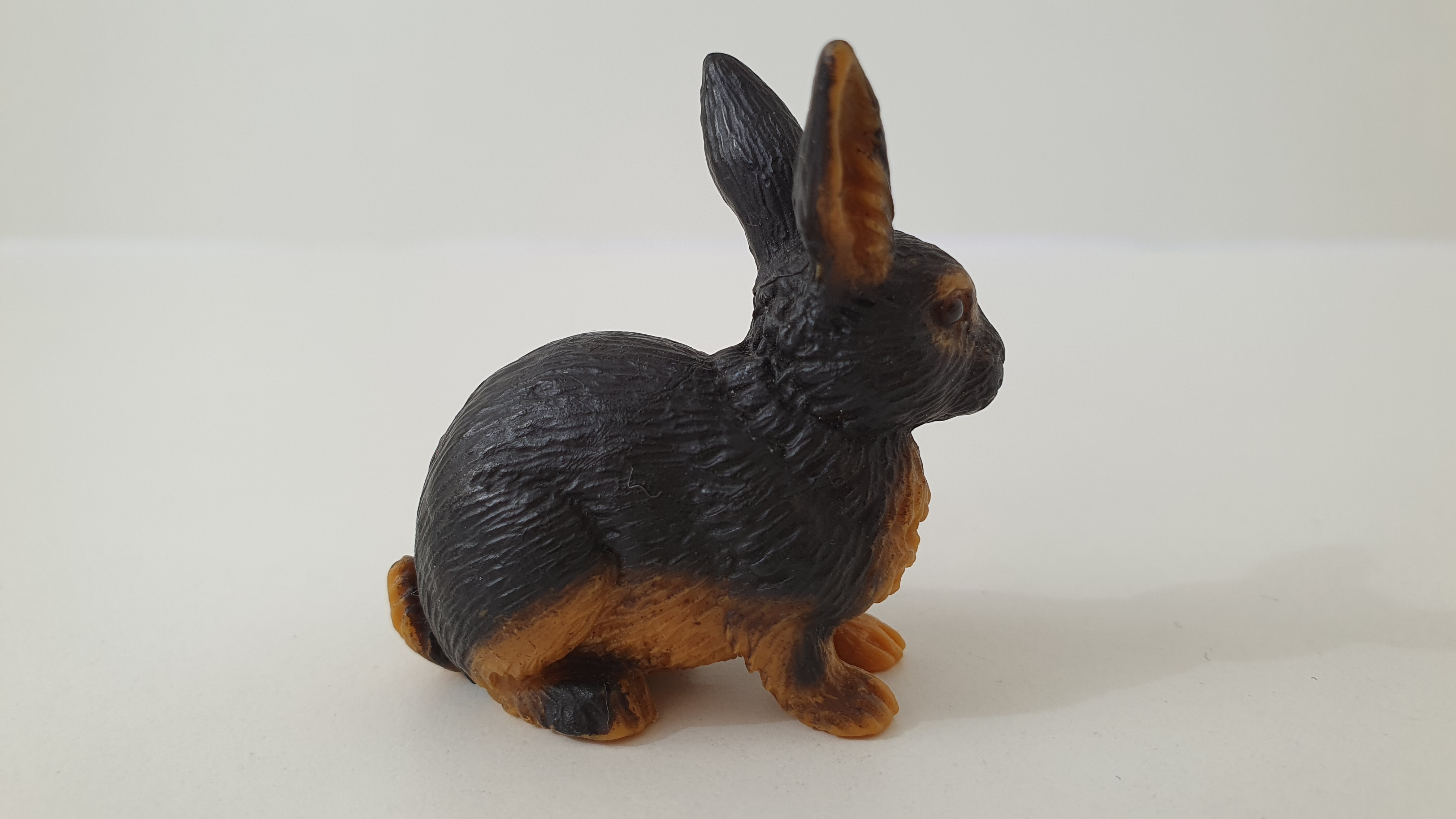 králík tmavý 13137, model 1996
