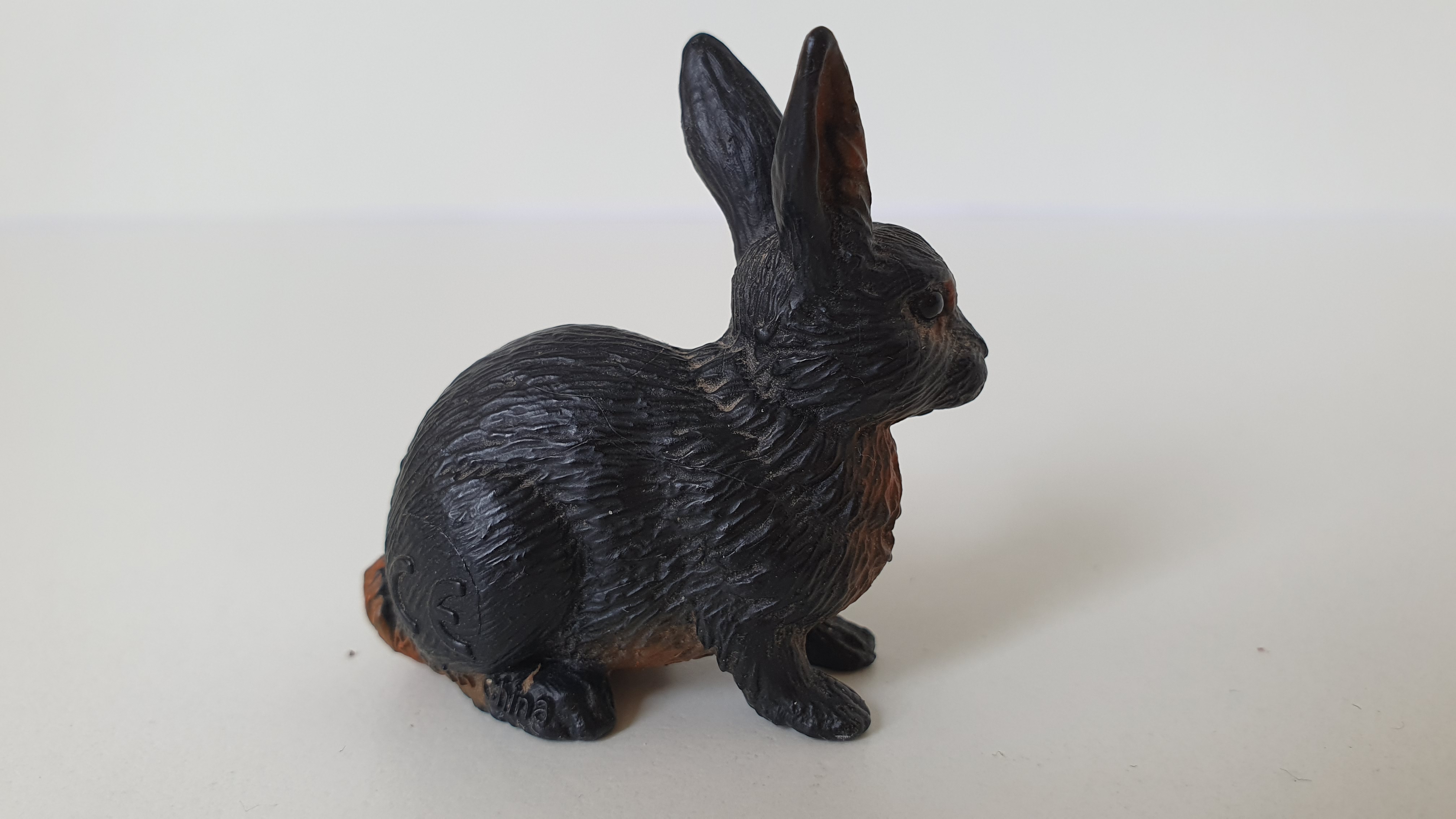 králík tmavý 13137, model 1996