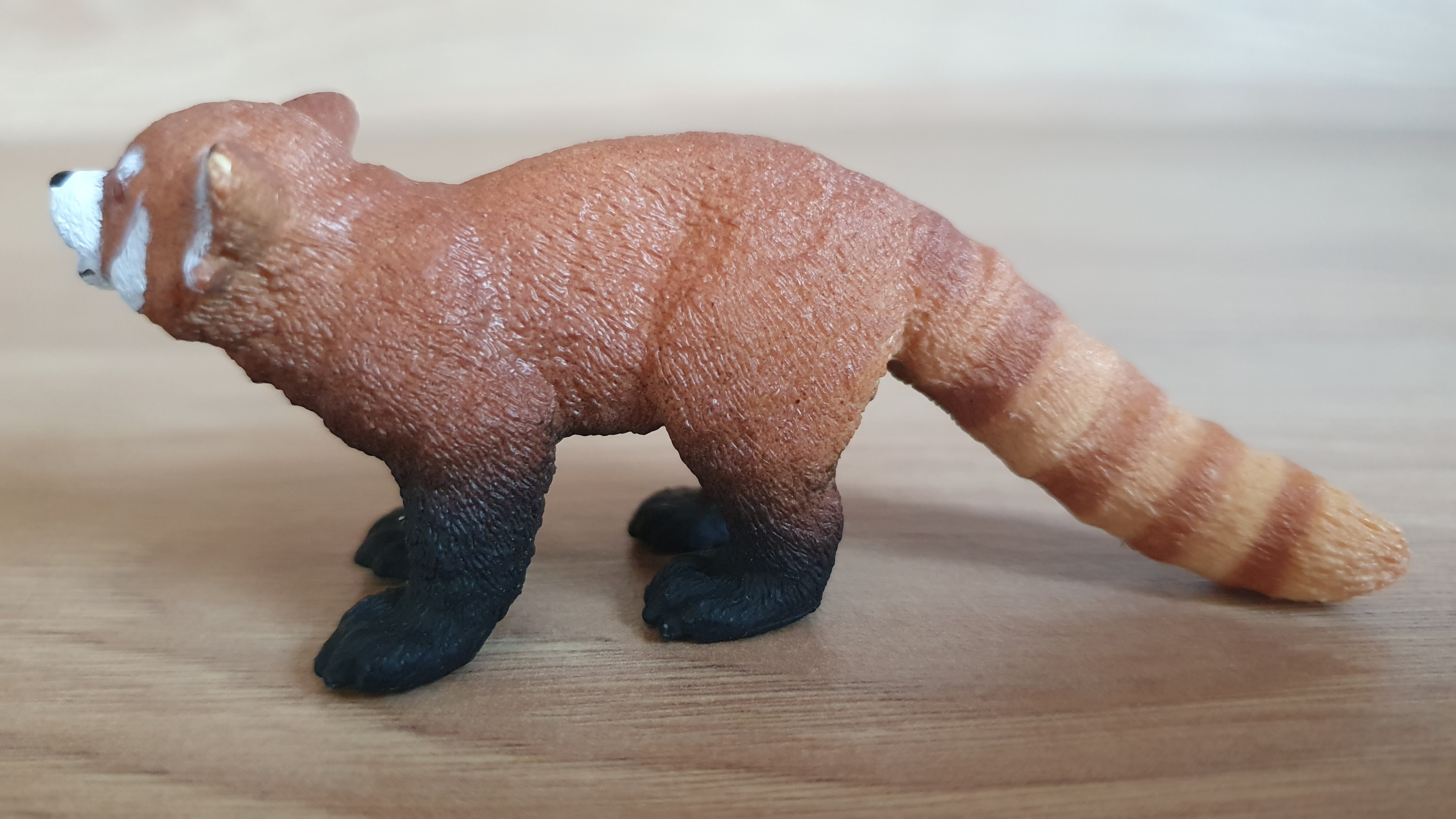 panda červená  14833, model 2019