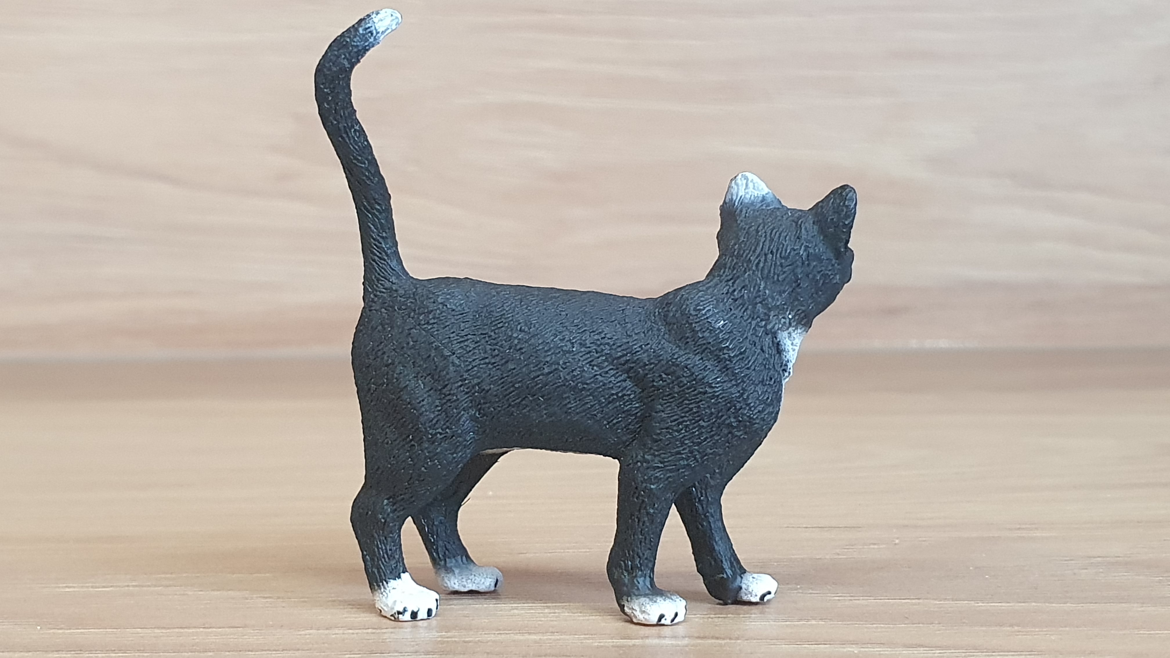 kočka stojící černá 13770, model 2014
