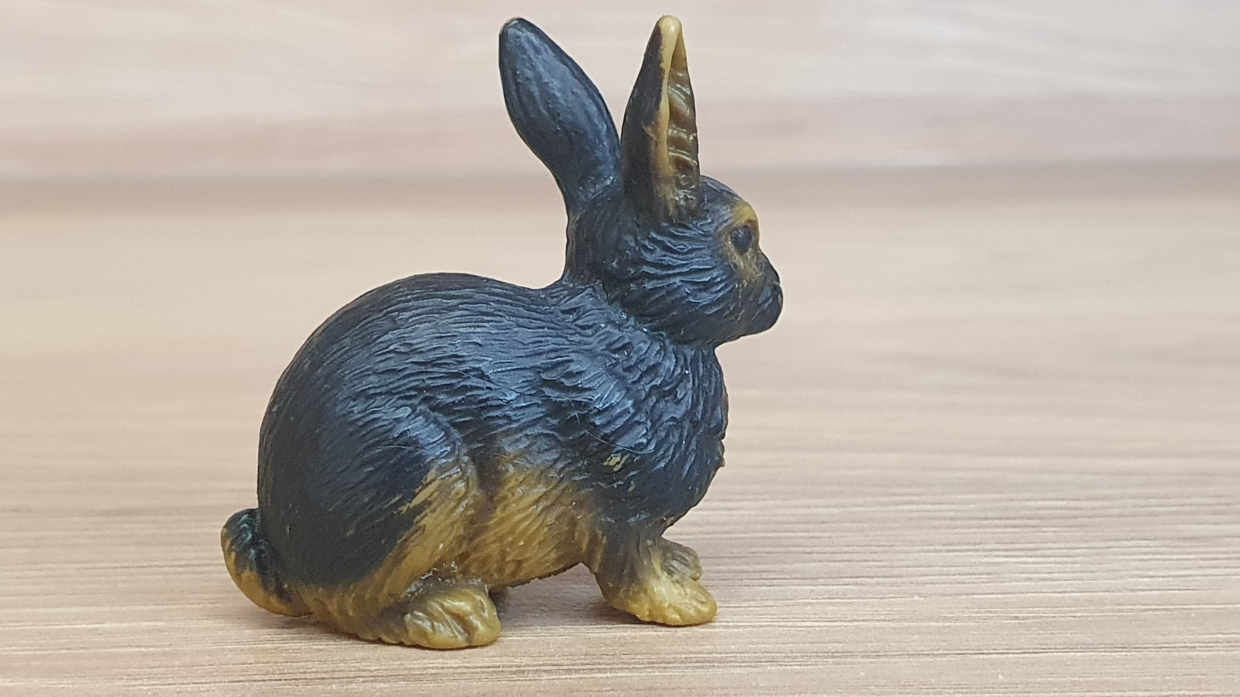 králík tmavý 13137, model 1996