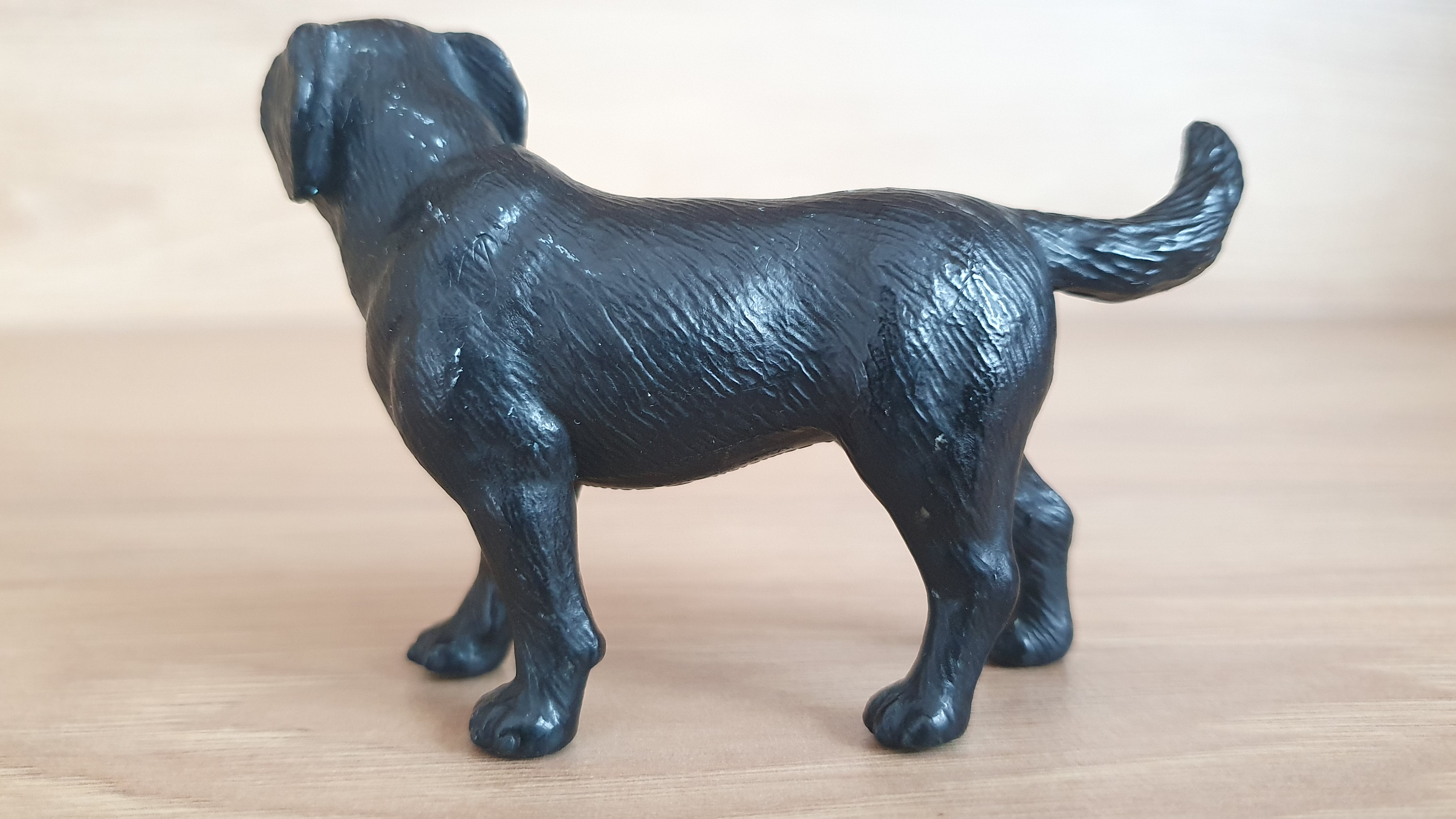 labrador černý 16327, model 2001