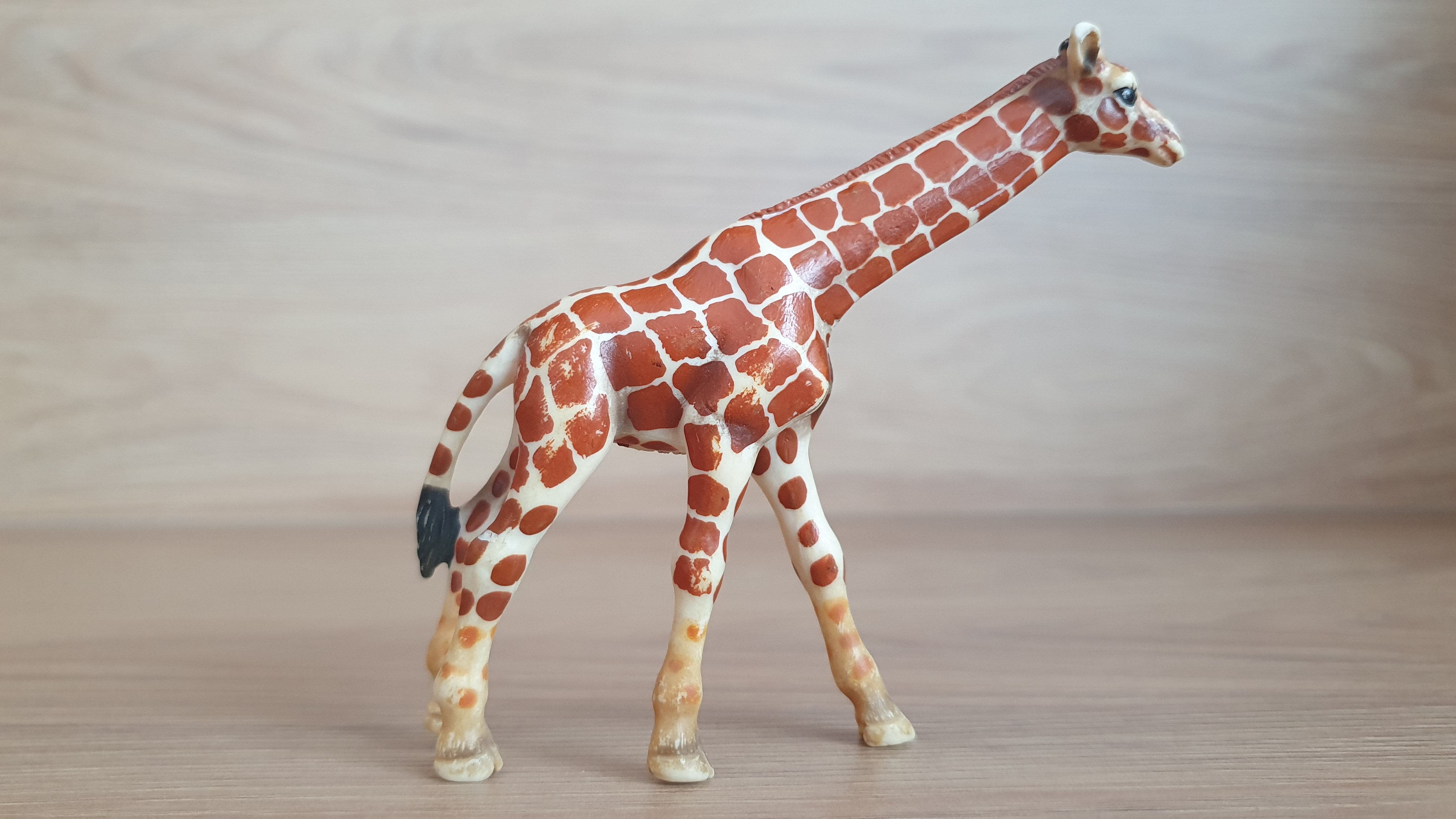 žirafa mládě 14321, model 2003