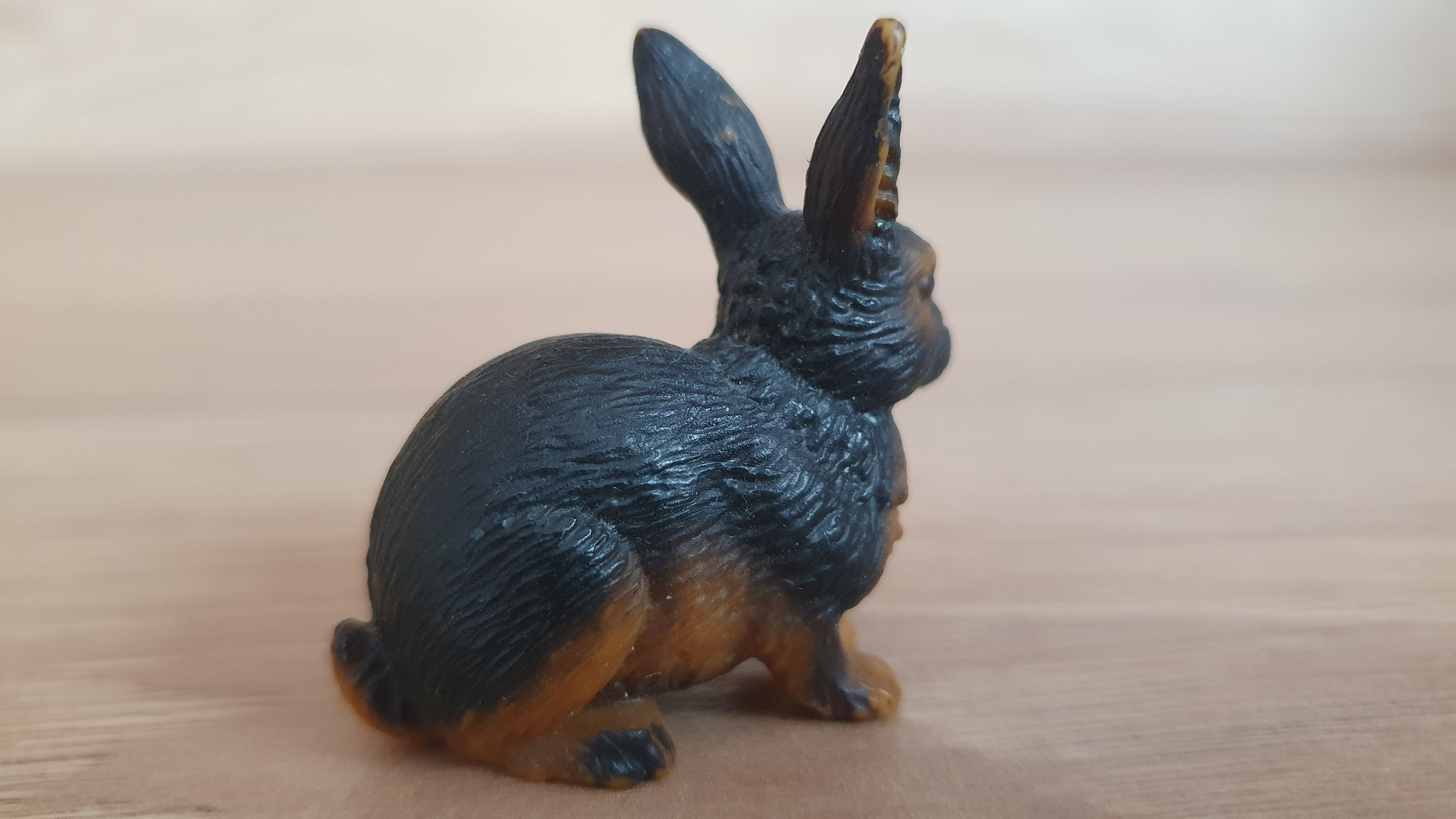 králík tmavý 13137, model 1996