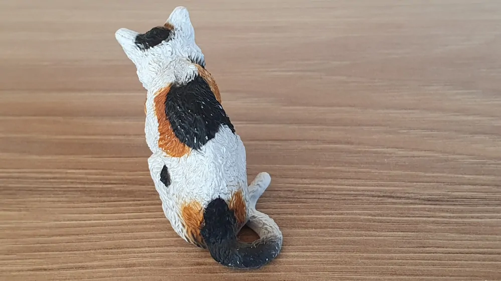 kočka flekatá, lízající packu 13675, model 2010