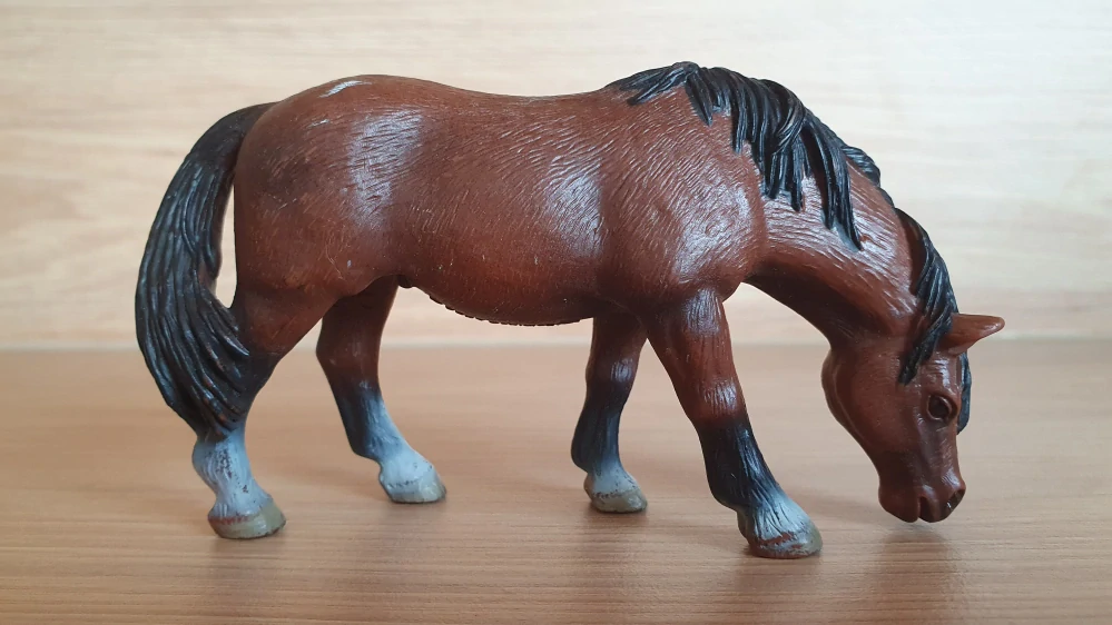 Jezdecký poník pasoucí se 13299, model 2004