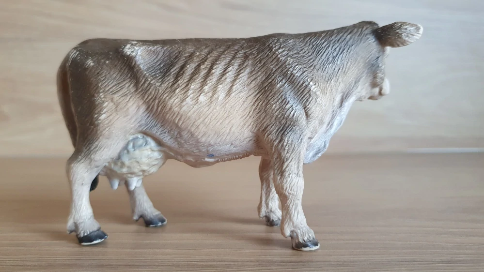 kráva švýcarská 13256, model 2001