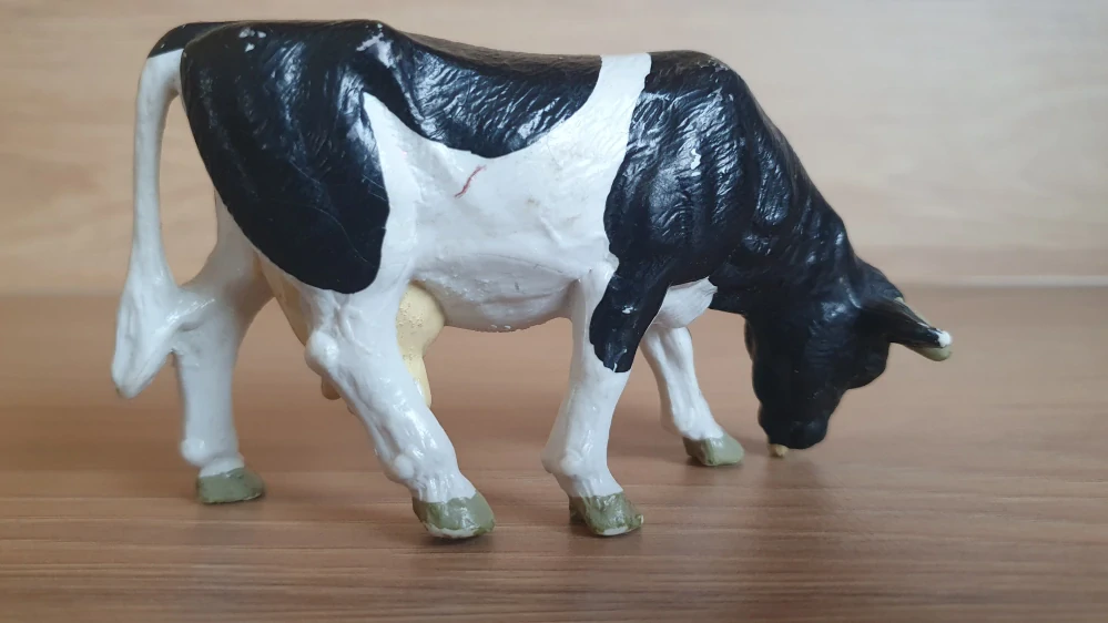 kráva černobílá 13207, model z roku 1988
