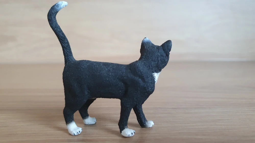 kočka stojící černá 13770, model 2014