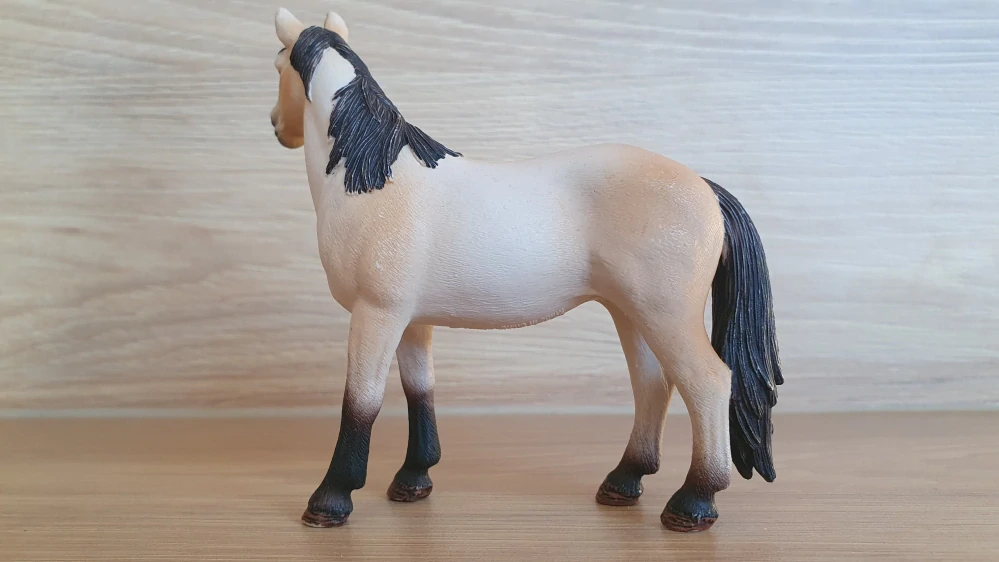 Klisna Mustanga 13806, model 2015