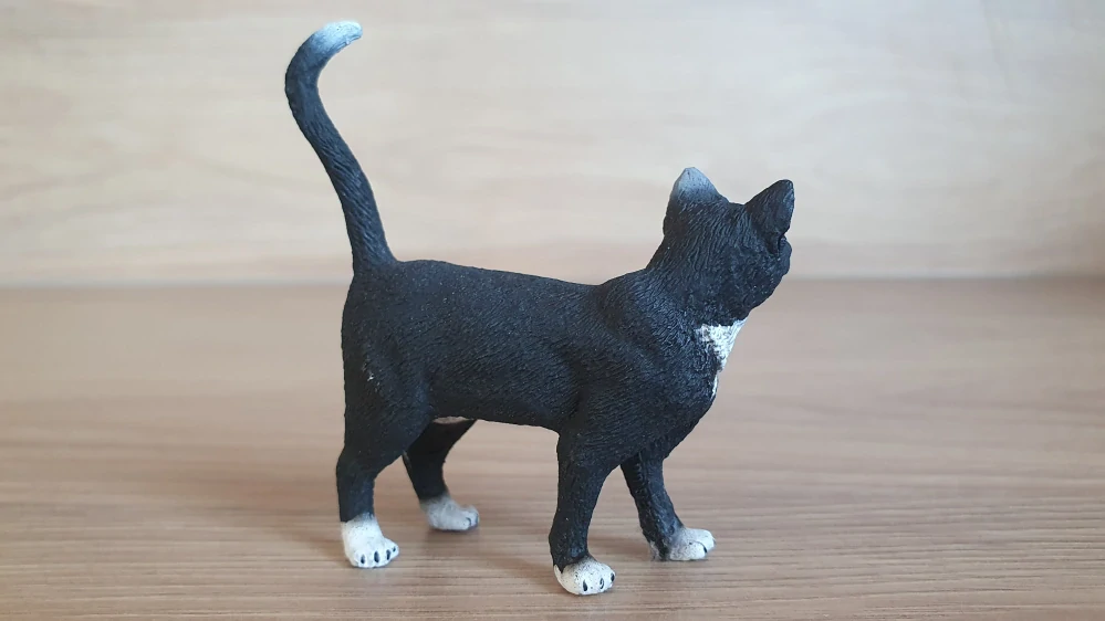 kočka stojící černá 13770, model 2014