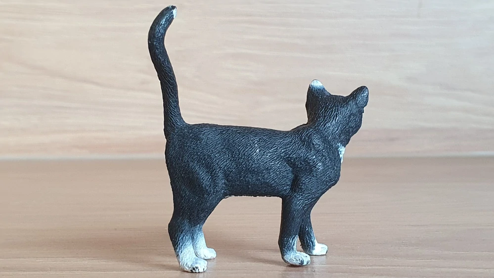 kočka stojící černá 13770, model 2014