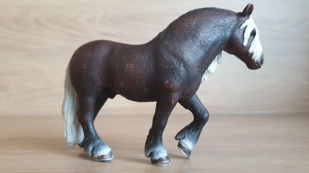 Lesní hřebec  13663, model 2009
