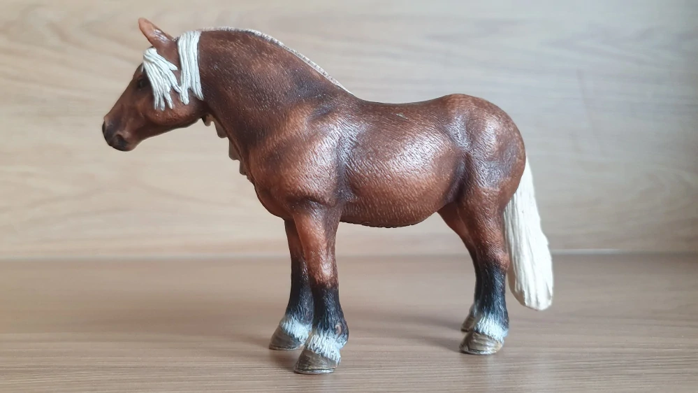 Černá lesní klisna 13664, model 2009