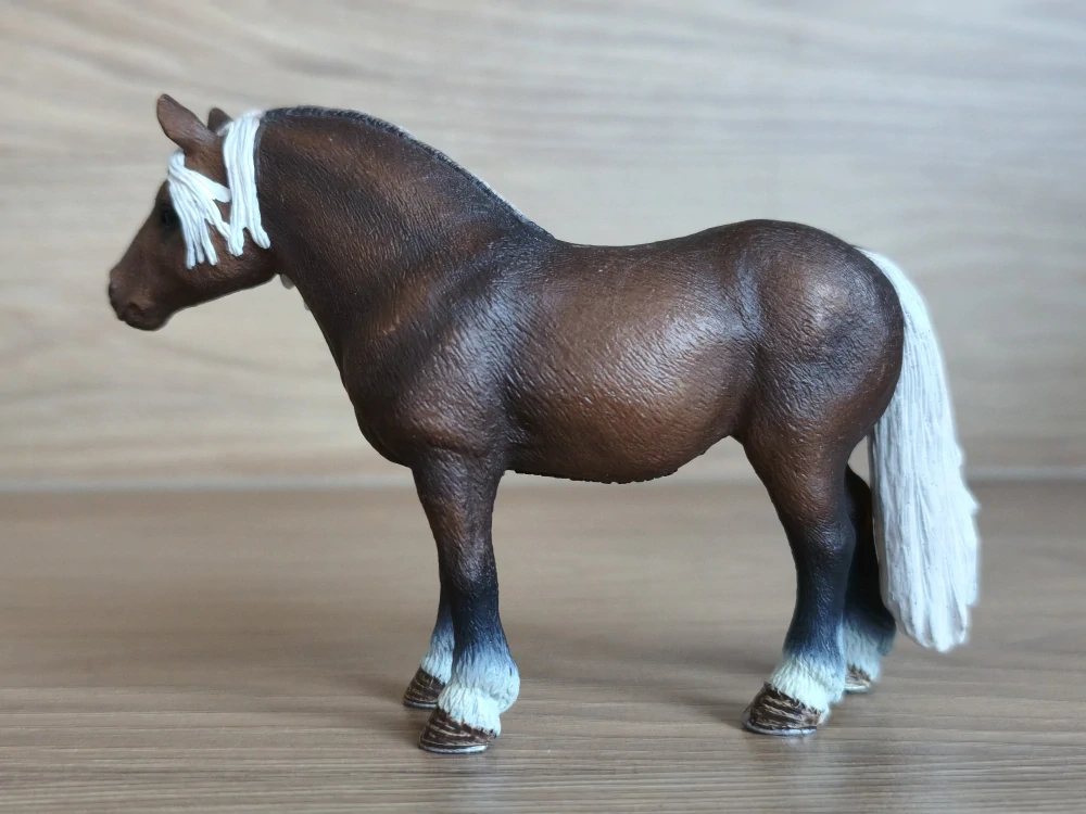 Černá lesní klisna 13664, model 2009