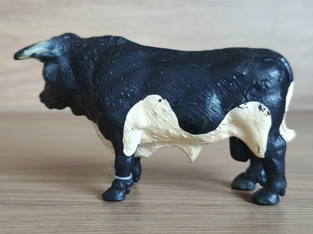 býk černobílí 13218, model 1992