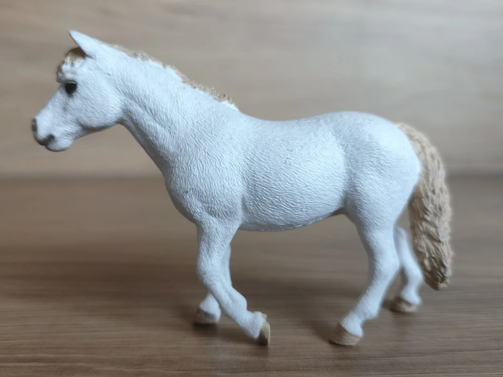 Klisna dartmoorského poníka  42423, model 2017