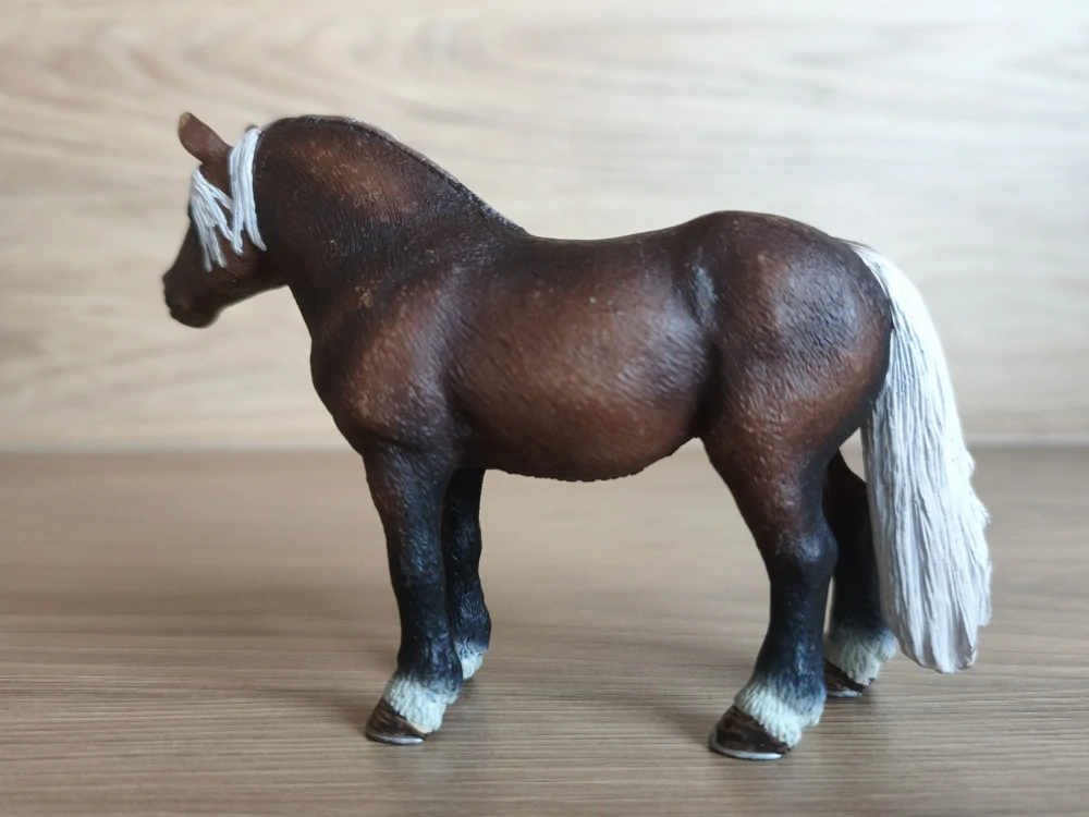 Černá lesní klisna  13664, model 2009