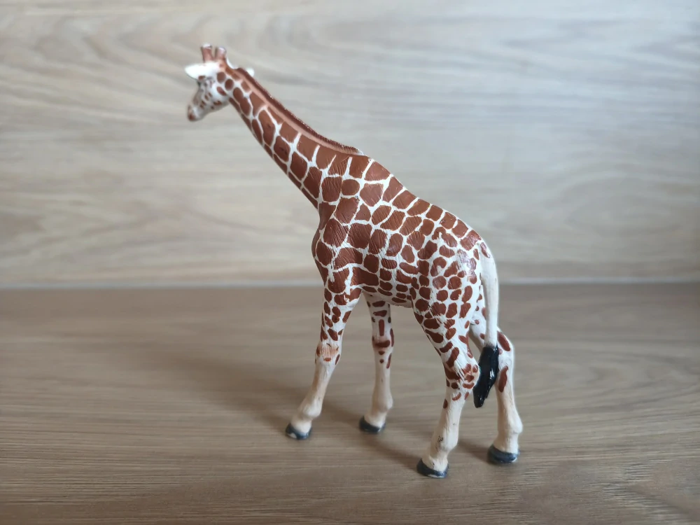 žirafa samice 14320, model 2003
