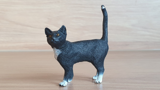 kočka stojící černá 13770, model 2014