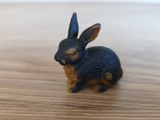 králík tmavý 13137, model 1996